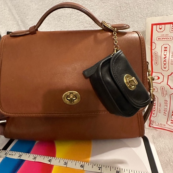 🇺🇸Coach turn lock keychain/charm 🇺🇸 - Picture 7 of 12